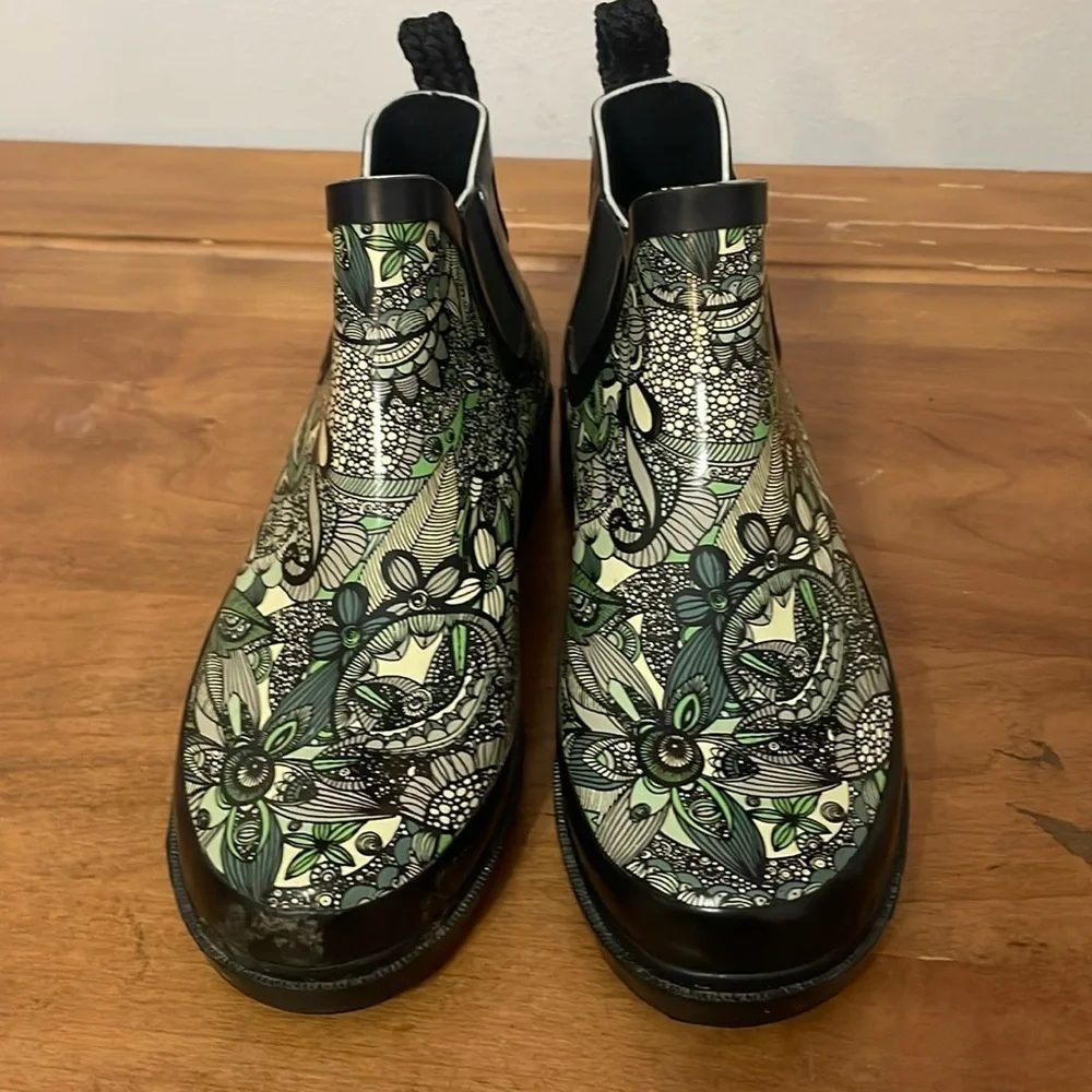 SAKROOTS Rhyme Ankle Rain Boots Size 7